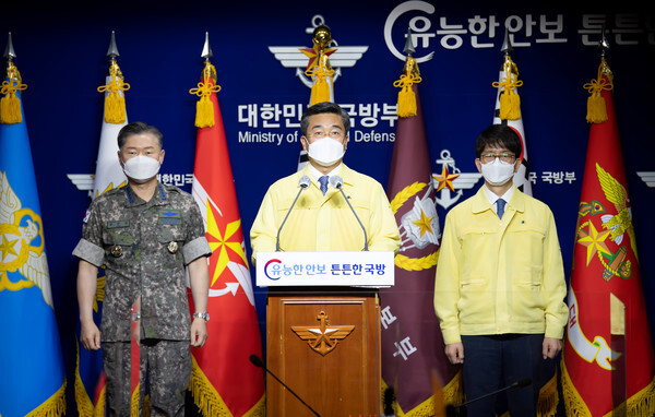 서욱 국방부 장관이 오늘 오전 국방부 청사 브리핑룸에서 대국민 사과를 하고 있다. (사진, 연합뉴스)