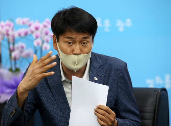 20일 오후 광주시청 기자실에서 피길연 회장이 사고수습에 대해 발언하고 있다. (사진, 연합뉴스)