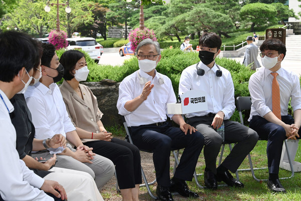 국민의힘 최재형 전 감사원장은 오늘 오전 국회의원회관 앞에서 간담회를 가졌다. (사진, 연합뉴스 제공)