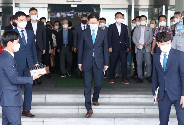 오늘 오전 '드루킹 사건'으로 연루된 김경수 경남도지사가 경남도청을 나서고 있다. (사진, 연합뉴스 제공)