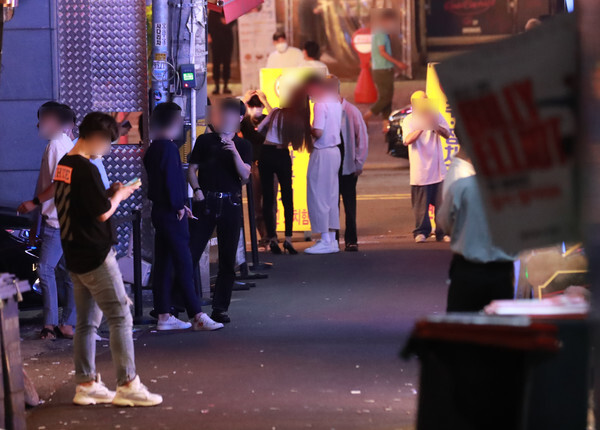서울 마포구 홍익대 부근 술집 거리에 시민들이 모여있다. (사진, 연합뉴스 제공)