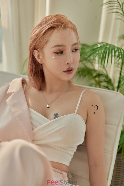 인플루언서 겸 DJ 지나 '필스테이지' 웹화보. [이미지제공=필스테이지]