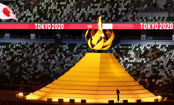 전날 열린 도쿄올림픽 개막식에서 성화대가 빛을 발하고 있다. (사진, 연합뉴스 제공)