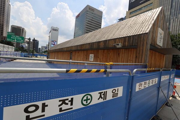 서울 광화문광장에 설치된 세월호 기억및안전전시공간. 박원순 전 서울시장 시절 추진한 광화문 조성공사로 인해 주변에 펜스가 둘러쳐 있다. /연합뉴스
