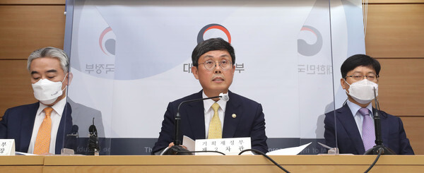 안도걸 기획재정부 2차관이 26일 오전 세종시 정부세종청사에서 코로나19 피해지원 3종 패키지 시행계획을 발표하고 있다. /연합뉴스