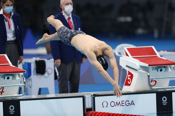 26일 일본 도쿄 아쿠아틱스 센터에서 열린 남자 자유형 200m 준결승에 출전한 한국 황선우가 출발하고 있다.  /연합뉴스