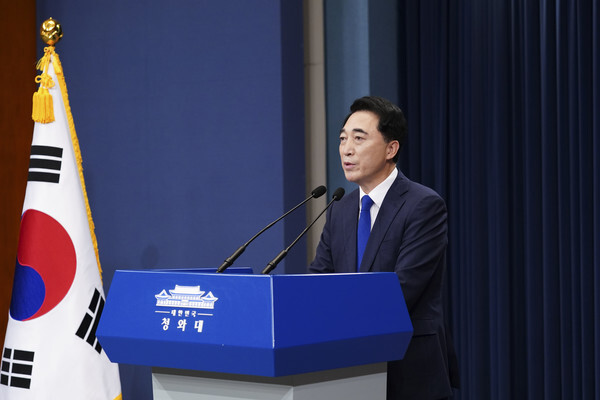 박수현 국민소통수석이 오늘 청와대에서 통신연락선 관련 브리핑을 하고 있다. (사진, 연합뉴스 제공)