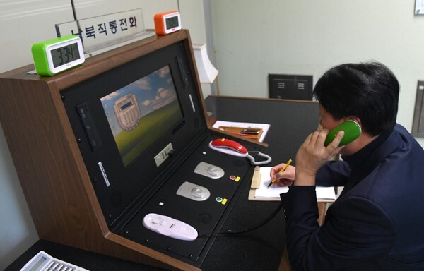 판문점 공동경비구역 내 연락사무소에서 연락관이 남북직통 전화를 점검하는 모습 (사진, 연합뉴스 제공)