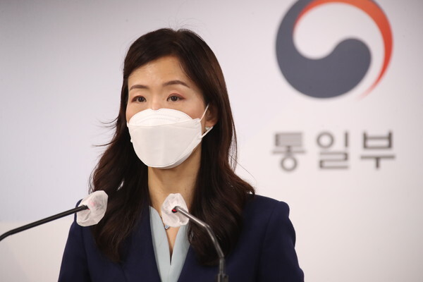통일부 이종주 대변인이 오늘 오전 정부서울청사에서 '남북연락선 복원'에 대해 브리핑하고 있다. (사진, 연합뉴스 제공)