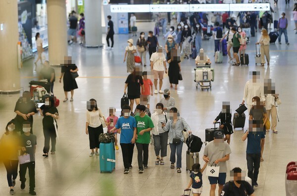 휴가철 영향으로 북적이는 제주공항 (사진, 연합뉴스 제공)