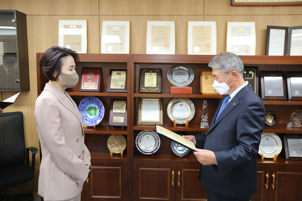 박경림씨가 홍보대사로 위촉홍보대사로 위촉장을 받고 있다(사진=대한민국상이군경회)
