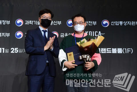 (왼쪽부터)구혁채 과학기술정보통신부 대변인과 강동식 현대오토에버 상무가 CSR 필름페스티벌에서 기념 촬영을 하고 있다 (사진, 현대오토에버 제공)