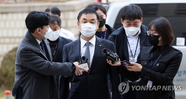 도이치모터스 주가조작·배임 혐의를 받는 도이치모터스 권오수 회장이 지난 달 16일 오전 서초구 서울중앙지방법원에서 열린 구속 전 피의자 심문(영장실질심사)에 출석하기 위해 법정으로 향하고 있다. (사진, 연합뉴스)