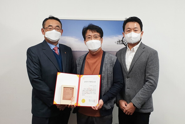 SK하이닉스가 제9회 산학연구과제 우수발명 포상을 실시했다. (왼쪽부터) SK하이닉스 특허개발기획 하용수 PL, 부산대학교 이호준 교수, SK하이닉스 R&D전략기획 김준수 TL(사진=SK하이닉스)