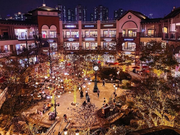 신세계사이먼이 연말을 맞아 'EUROPEAN CHRISTMAS TRIP'을 테마로 장식한 야외 공간이 연말을 느끼게 한다. 신세계사이먼 시흥 프리미엄 아울렛 센트럴 가든 모습./신세계 제공