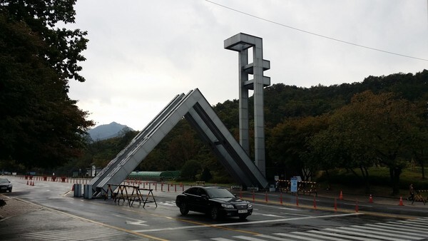 서울대학교와 외대 등에서 오미크론 변이 확진자가 나와 긴장감이 커지고 있다.