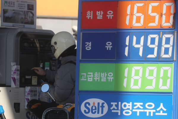 전국 주유소의 기름값이 유류세 인하 효과로 3주 연속 하락한 가운데 하락 폭은 이전에 비해 다소 작아졌다. (사진, 연합뉴스)
