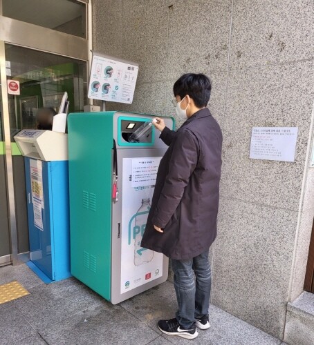 '쓰레기 줄이기및 재활용 활성화에 참여 중인 시민의 모습(사진제공:연합뉴스)