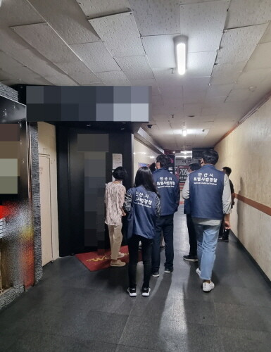 청소년 보호법및 감염병예방으로 다중이용시설 단속 중인 현장모습(사진:안산시)