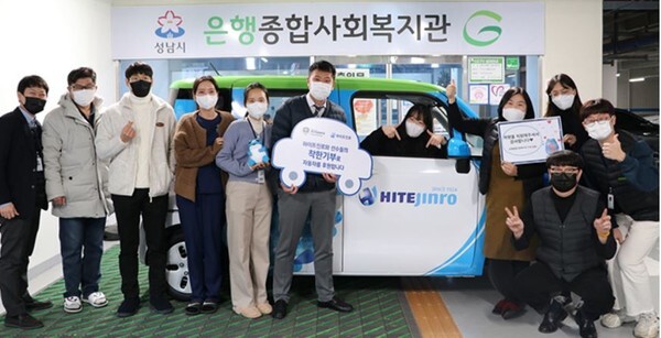 하이트진로가 6개 사회복지기관에 어르신, 장애인을 위한 이동편의 차량을 기증했다.(사진, 하이트진로 제공)