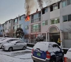 19일 오전 경기 파주시 탄현면의 한 빌라에서 불이 났다. 이 불로 노부부와 장모 등 일가족 3명이 숨졌다. 사진은 화재가 난 빌라.(사진, 파주소방서)