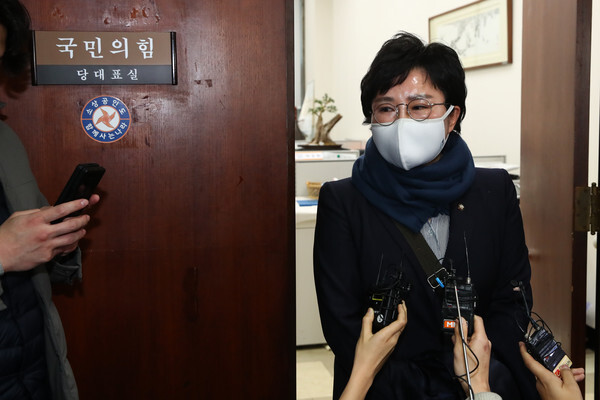 국민의힘 이준석 대표와 갈등을 겪은 조수진 선대위 공보단장이 21일 오후 국회 당 대표실을 나서며 취재진의 질문에 답변하고 있다. /연합뉴스