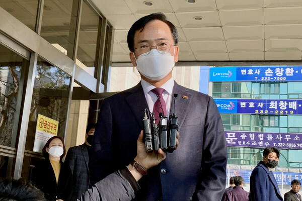 김삼호 광주 광산구청장이 23일 오후 광주 동구 지산동 광주고등법원을 나서며 기자들 질문을 받고 있다. /연합뉴스