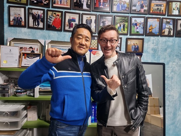 사진 왼쪽부터/ 유석종 회장,우크라이나 가수 레오