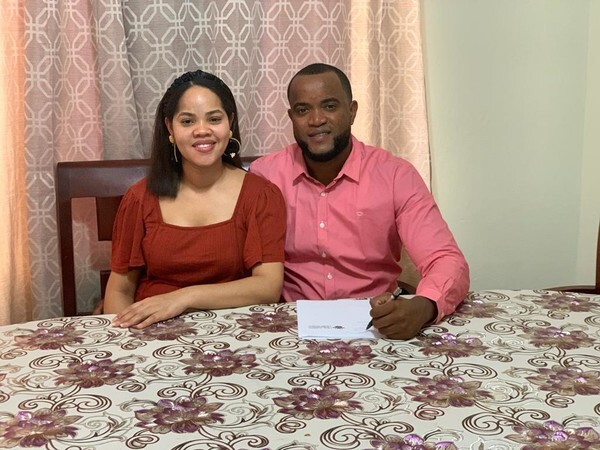 소크라테스 브리토가 계약서에 사인을 마친 뒤 부인과 함께 기념촬영 하는 모습(사진=KIA타이거즈)