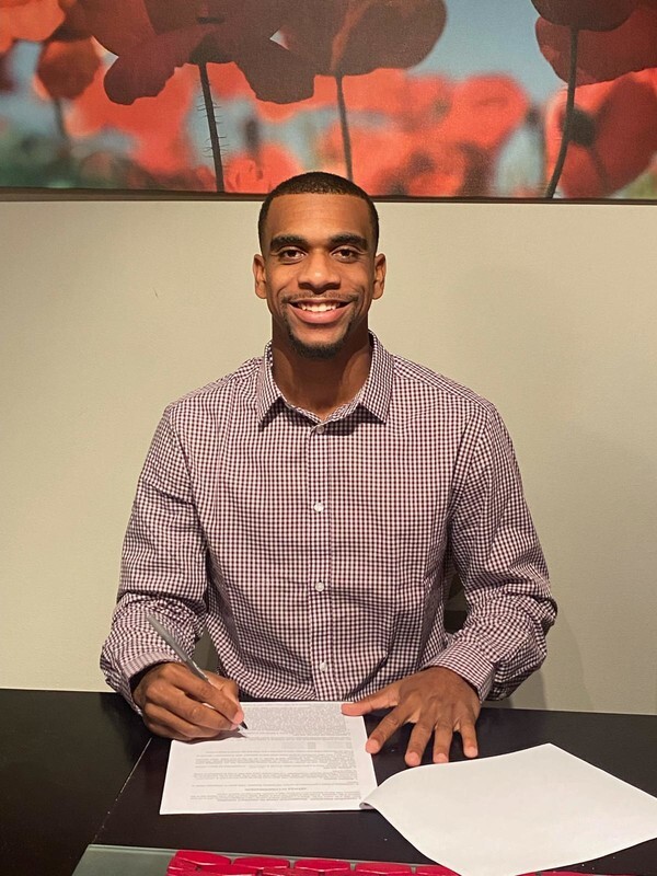 로니 윌리엄스가 계약서 사인을 마친 뒤 기념촬영 하는 모습(사진=KIA타이거즈)