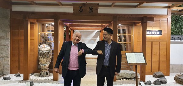 로저스 홀딩스 회장인 짐 로저스는 전 세계적인 투자자이자 경제전문가이다.