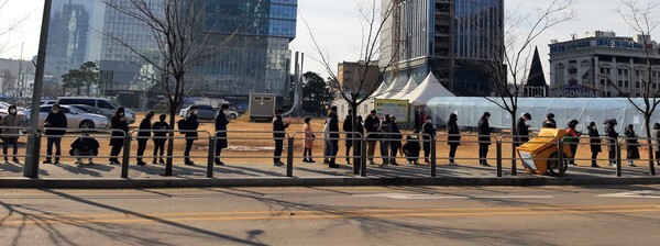 코로나19 확산세가 심각한 가운데 서울 용산역 앞 광장에 마련된 임시선별검사소에 검사를 받으려는 시민들이 길게 줄을 지어 서 있다. /신윤희 기자