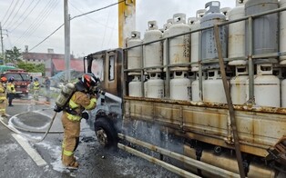 함평 주행 중 5t 화물차 화재…LPG 용기 적재에도 큰 사고 막아