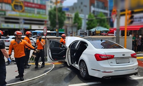 부산 남구서 승용차 인도 돌진…보행자...