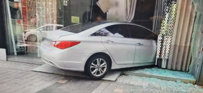 부산 해운대서 주차 중 차량 상가 돌...
