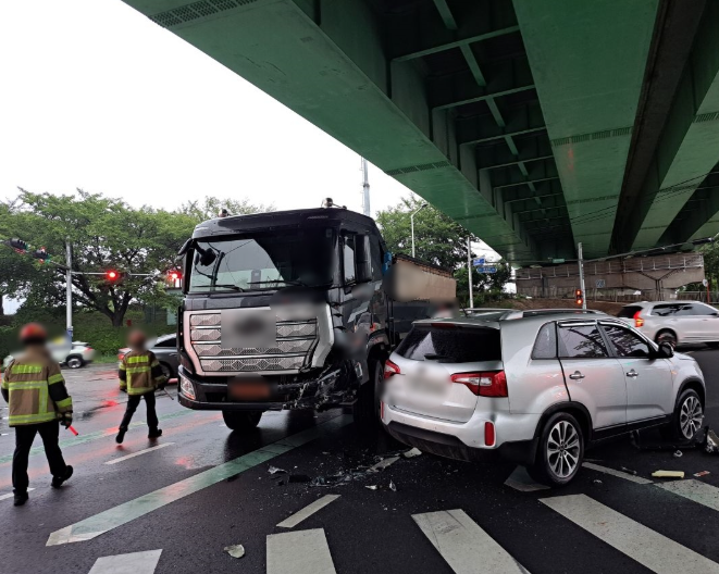 부산 신덕삼거리 덤프트럭·SUV 충돌...